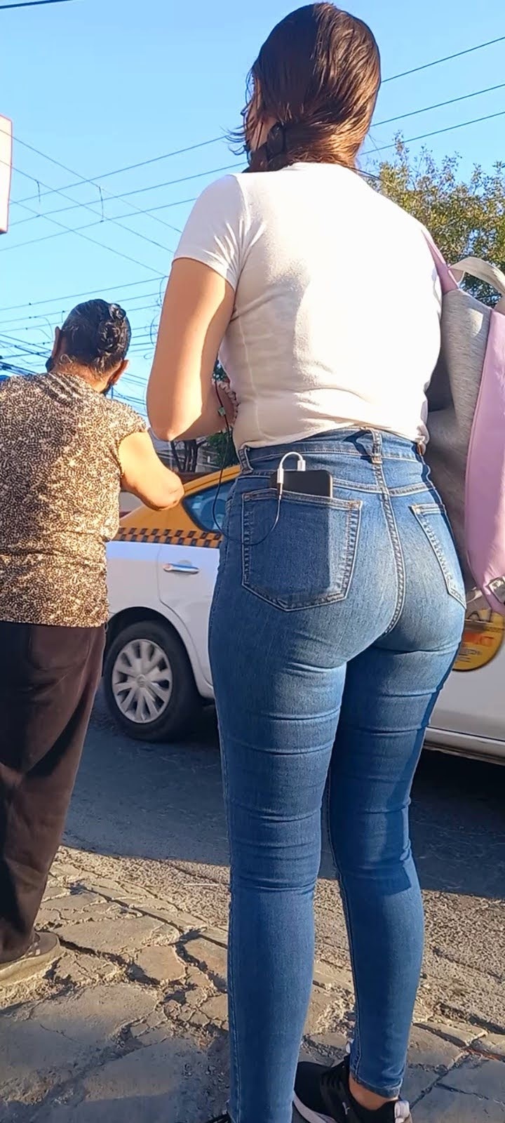 Linda Chica En Jeans Apretados Esperando El Bus Mujeres Bellas En La